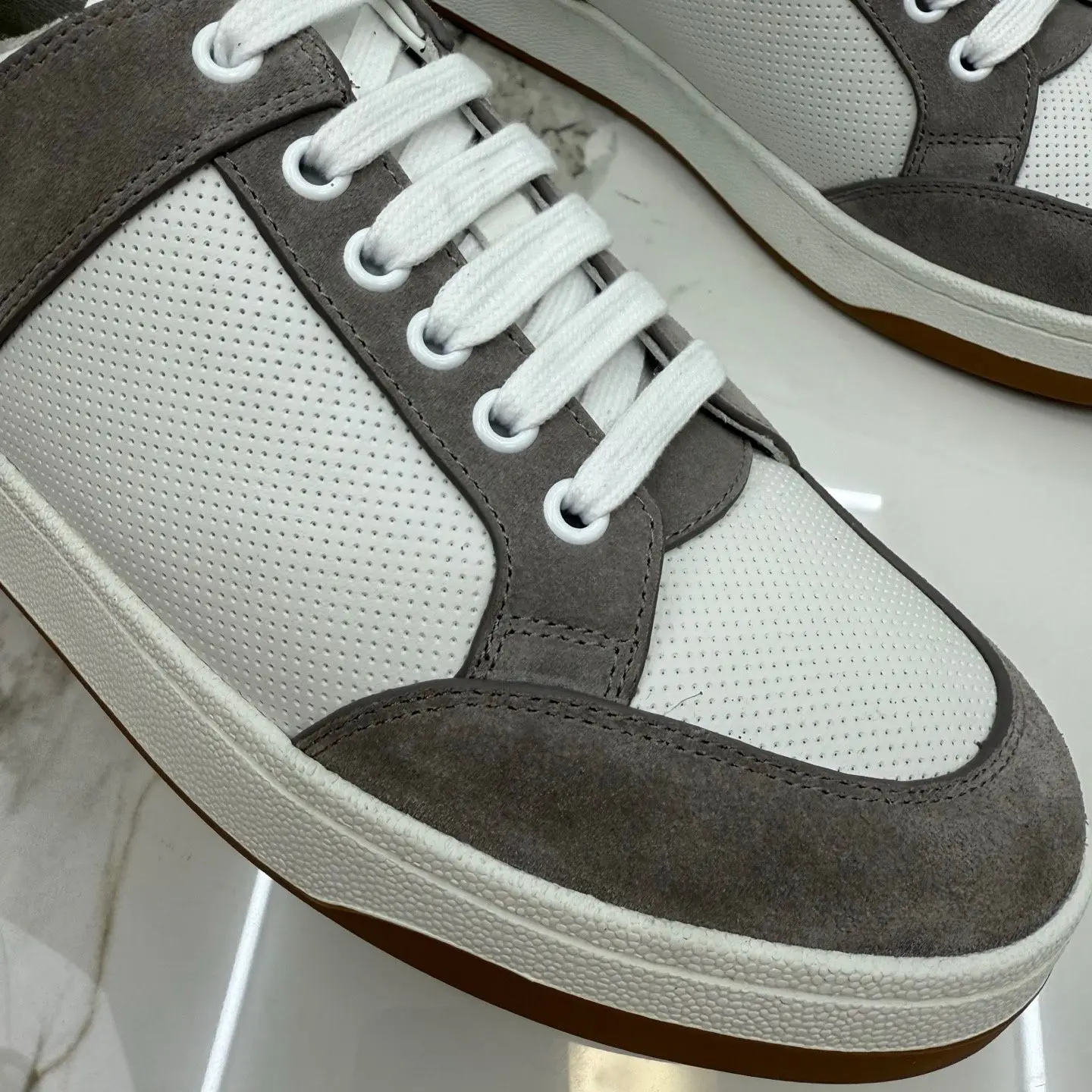 Unisex White Gray Color Block Low Top Sneakers Suede Patchwork Perforated Casual Shoes Gum Flat Street Skate Footwear for Men Women