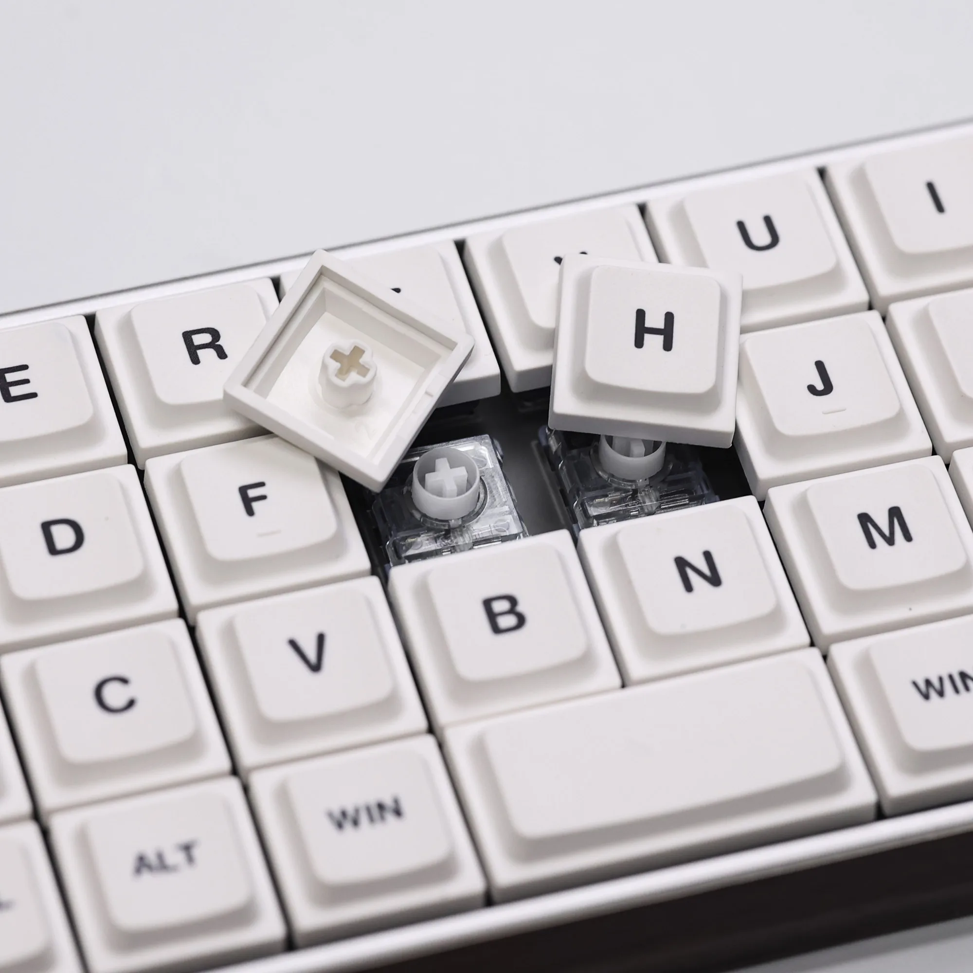 Chosfox 52-Tasten LAK Weiße Low-Profile-PBT-Tastenkappen für Kailh 1353 und Cross-Core Low-Profile Switch mechanische Tastatur-Tastenkappen