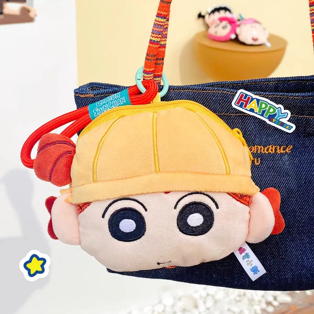 กระเป๋าสตางค์ตุ๊กตาเครยอนชินจังน่ารัก สไตล์อนิเมะ พวงกุญแจการ์ตูน โนฮาร่า ฮิมาวาริ ของตกแต่งกระเป๋าเป้นักเรียน ตุ๊กตาติดกระเป๋า ของขวัญสำหรับเด็กผู้หญิง