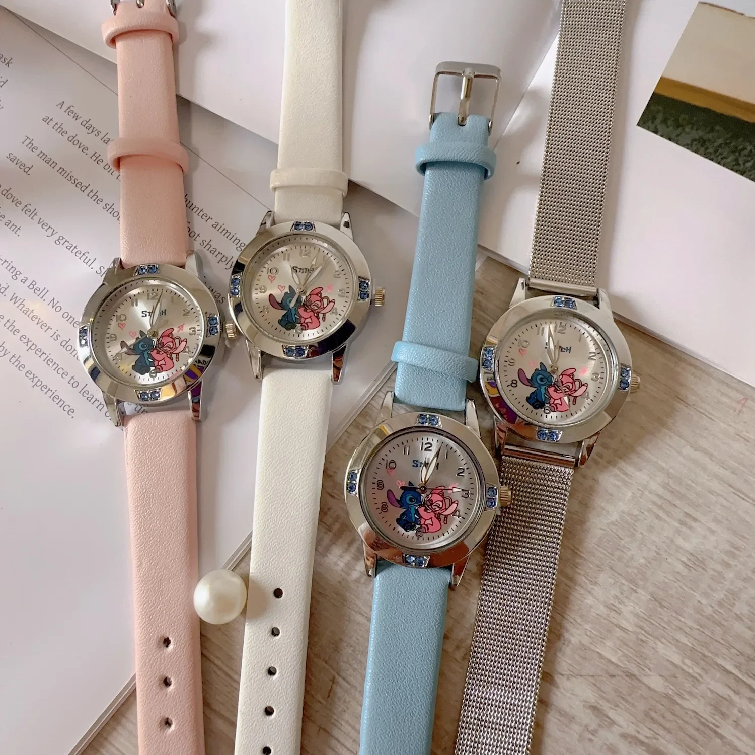 Montres Disney Stitch pour filles, montre à quartz en diamant pour femmes, montres-bracelets en cuir de dessin animé, ceinture en acier, cadeau de mode