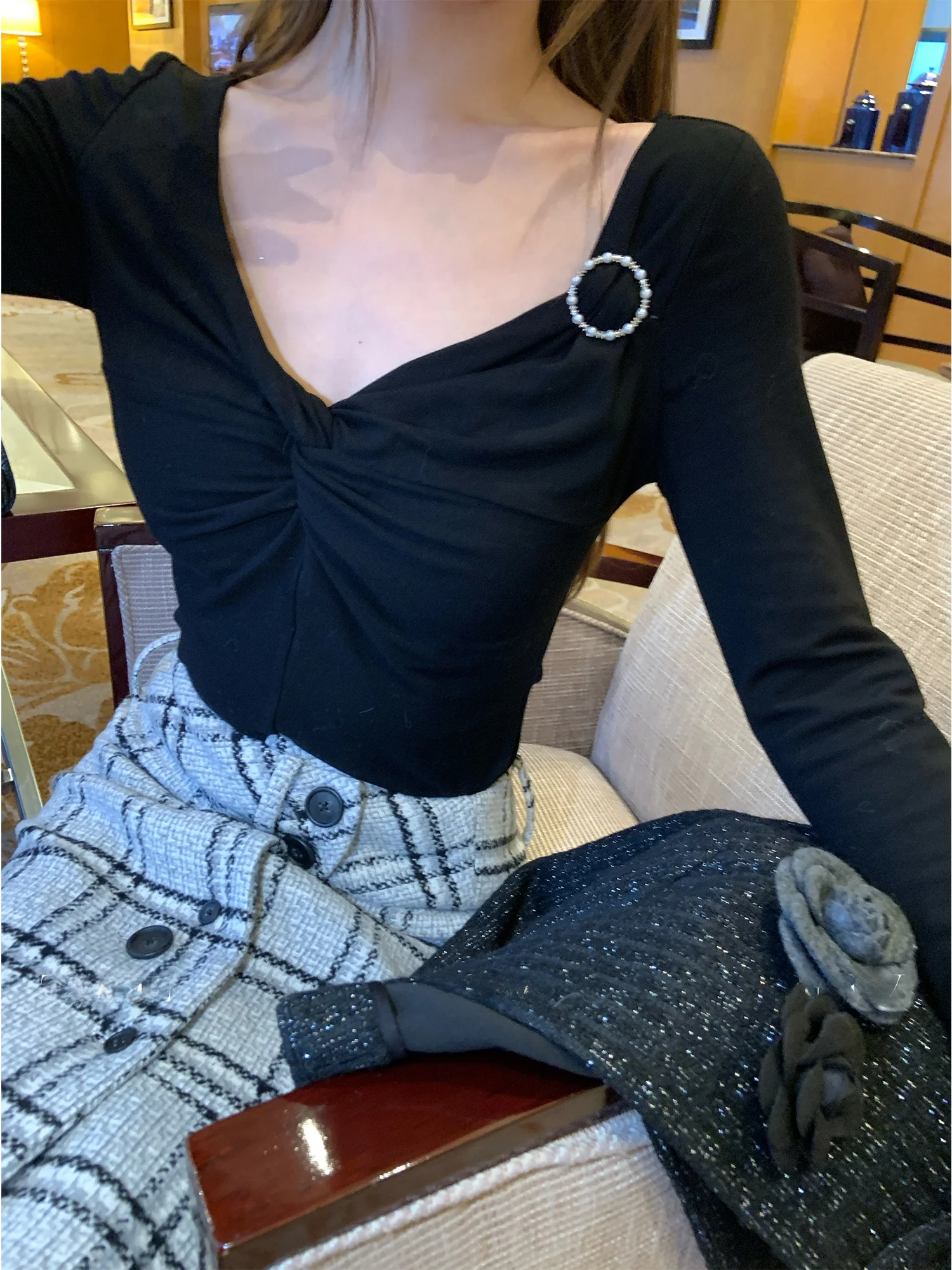 

Женская трикотажная футболка с длинным рукавом и V-образным вырезом, повседневная, удобная, модная, с узловым дизайном, для офиса, поездок на работу, на каждый день, для свиданий