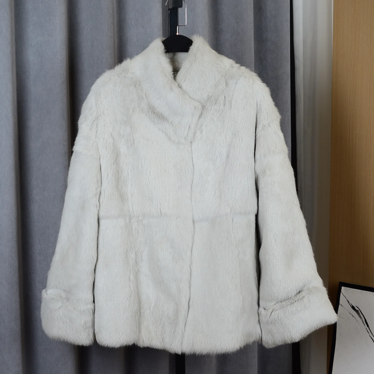 Cappotto di pelliccia di coniglio di alta qualità di vendita caldo per le donne Pelliccia di visone di peluche stile Ins integrata da media a lunga pelliccia sciolta e casual