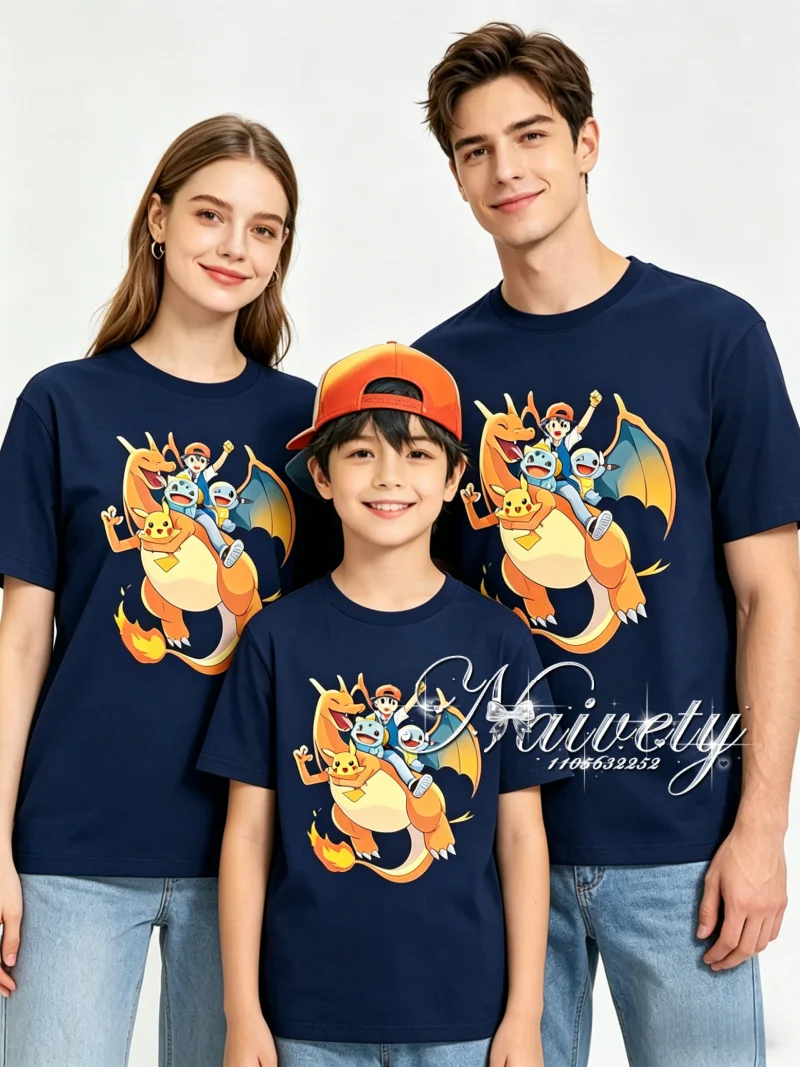 

Летние семейные футболки с принтом Покемон 2026, 100% хлопок, с изображением Чаризарда, Эша, Пикачу, парные футболки для родителей и детей для путешествий