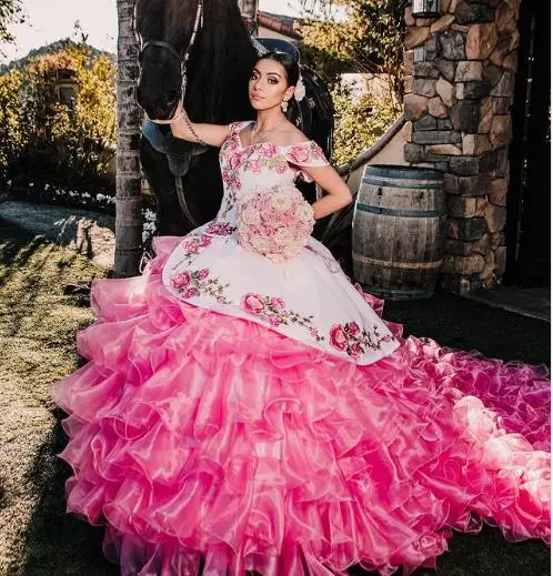 Charro الوردي Quinceanera فساتين الأزهار الدانتيل زين الحبيب المحكمة القطار الحلو 16 حفلة موسيقية فستاين سهرة/فساتين الحفلات Vestidos De Xv Años 15