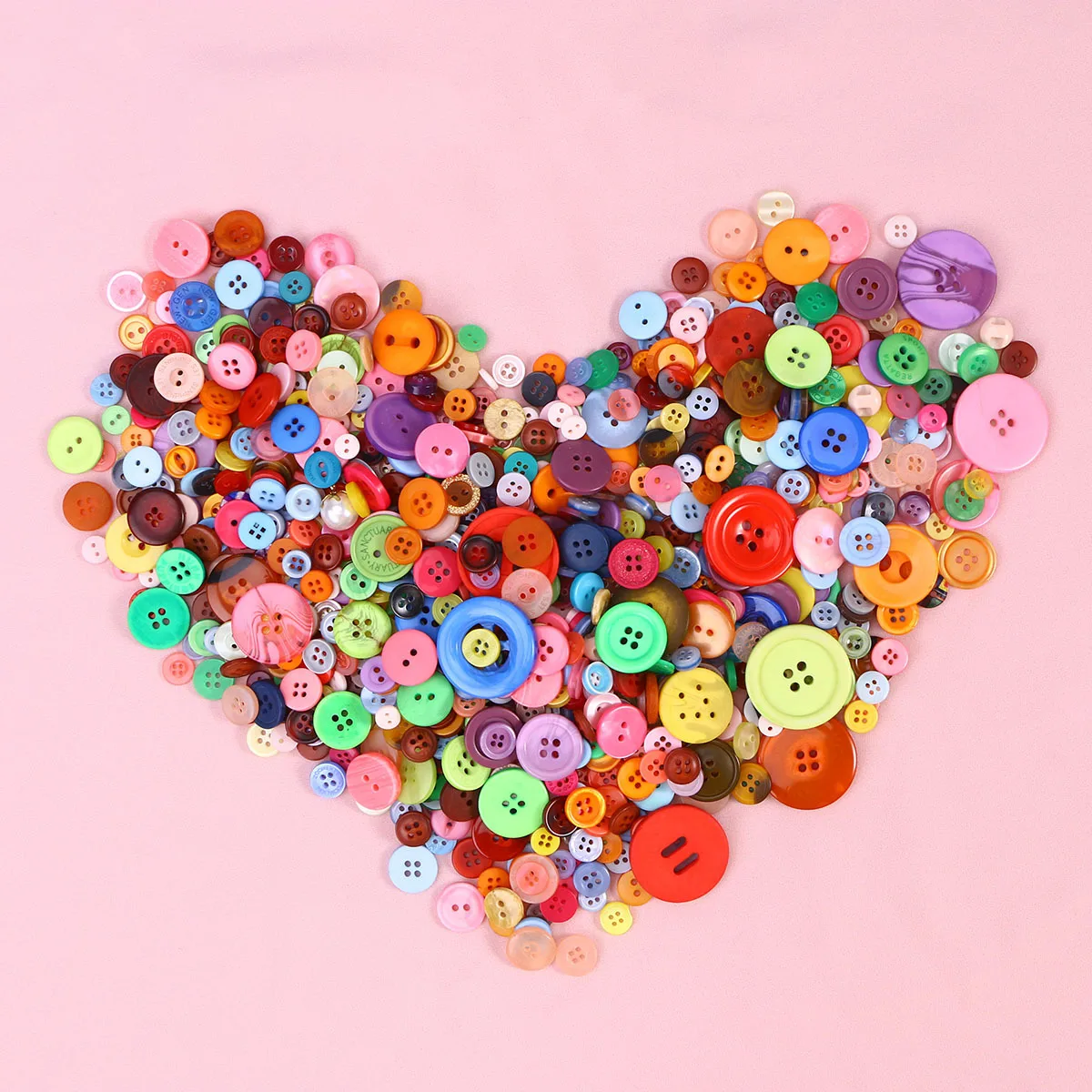 

600Pcs Colorful Round Resin Buttons for Sewing Craft DIY Scrapbooking Knitting Projects Decorative Fashion Accents