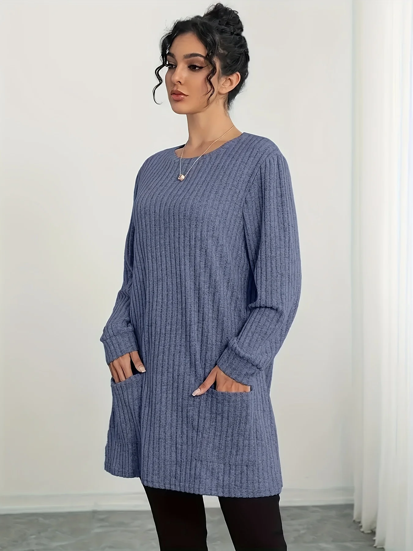 Sukienka plus size, elegancka, z długim rękawem, prążkowana, o luźnym kroju, z detalami kieszeni. Odpowiedni na wiosnę i jesień. Idealny Wybór.