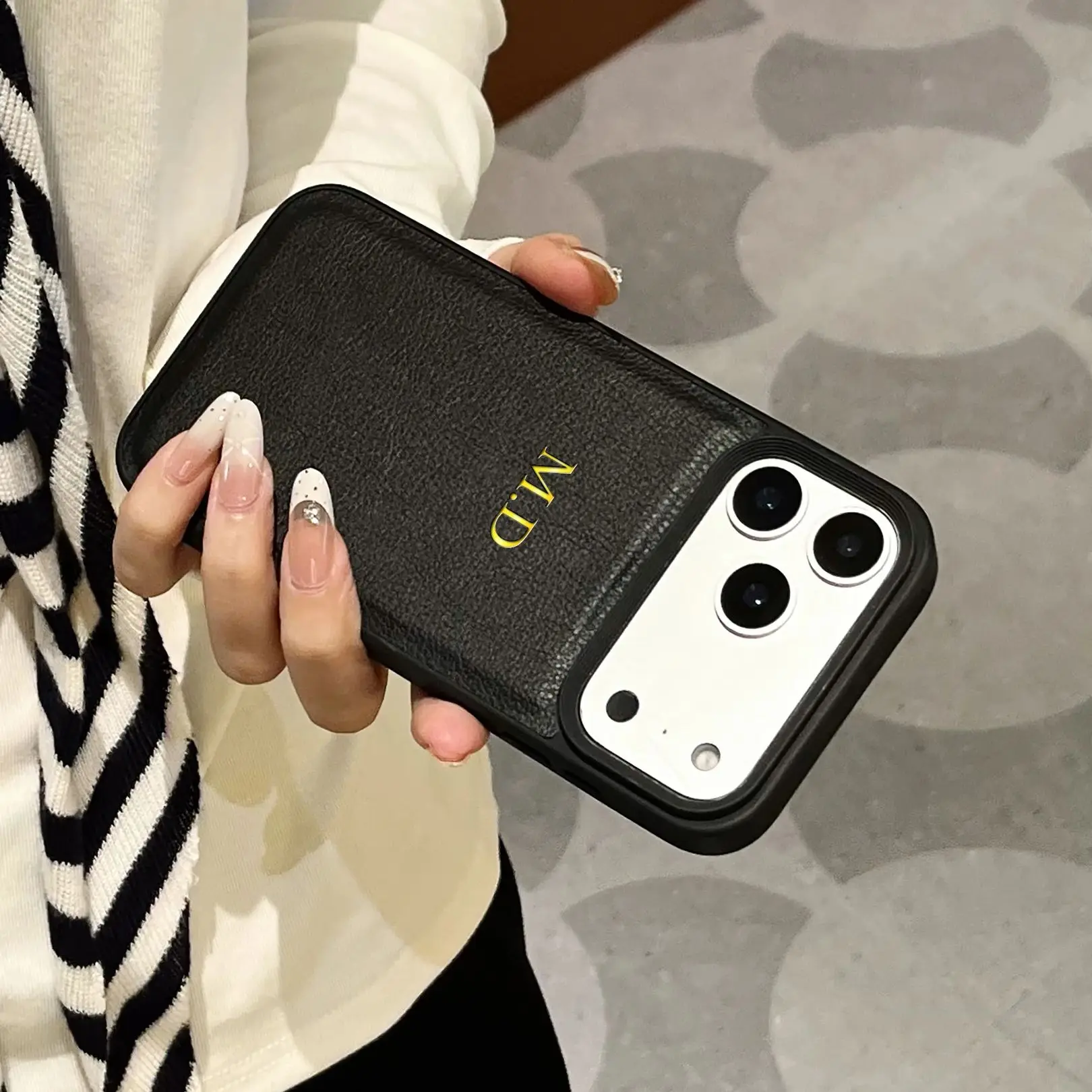 Personalisierte Luxus-Kunstlederhülle mit individuellem Namen für iPhone 18 17 16 15 14 13 12 11 Pro Max Air, Heißgoldfolien-Gravur – Detail 3