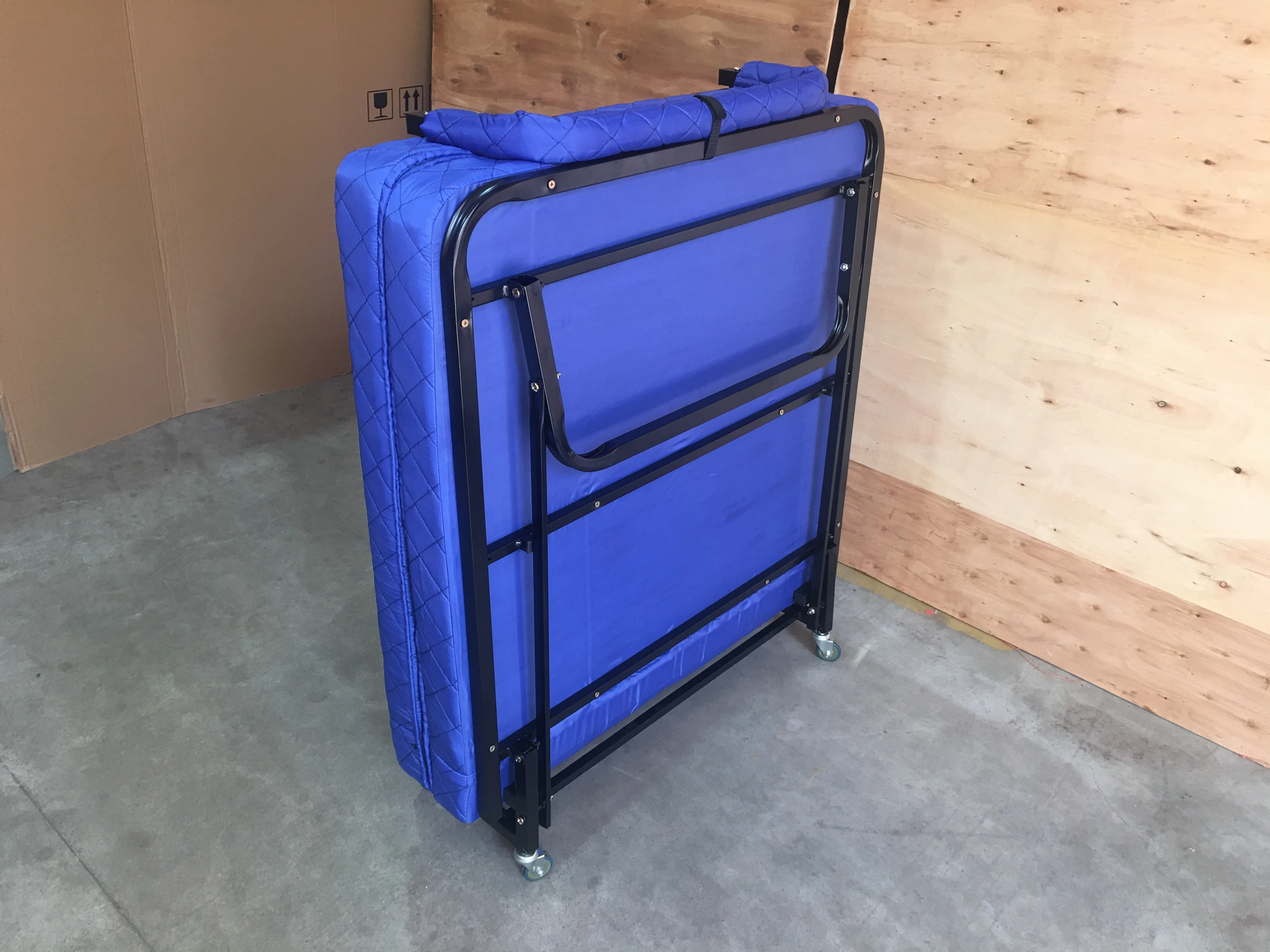 سرير قابل للطي مع مرتبة محمولة للاستخدام في الفنادق أثاث منزلي فولاذي أثاث غرفة نوم كرتون حديد سرير ناعم حديث 10 قطع