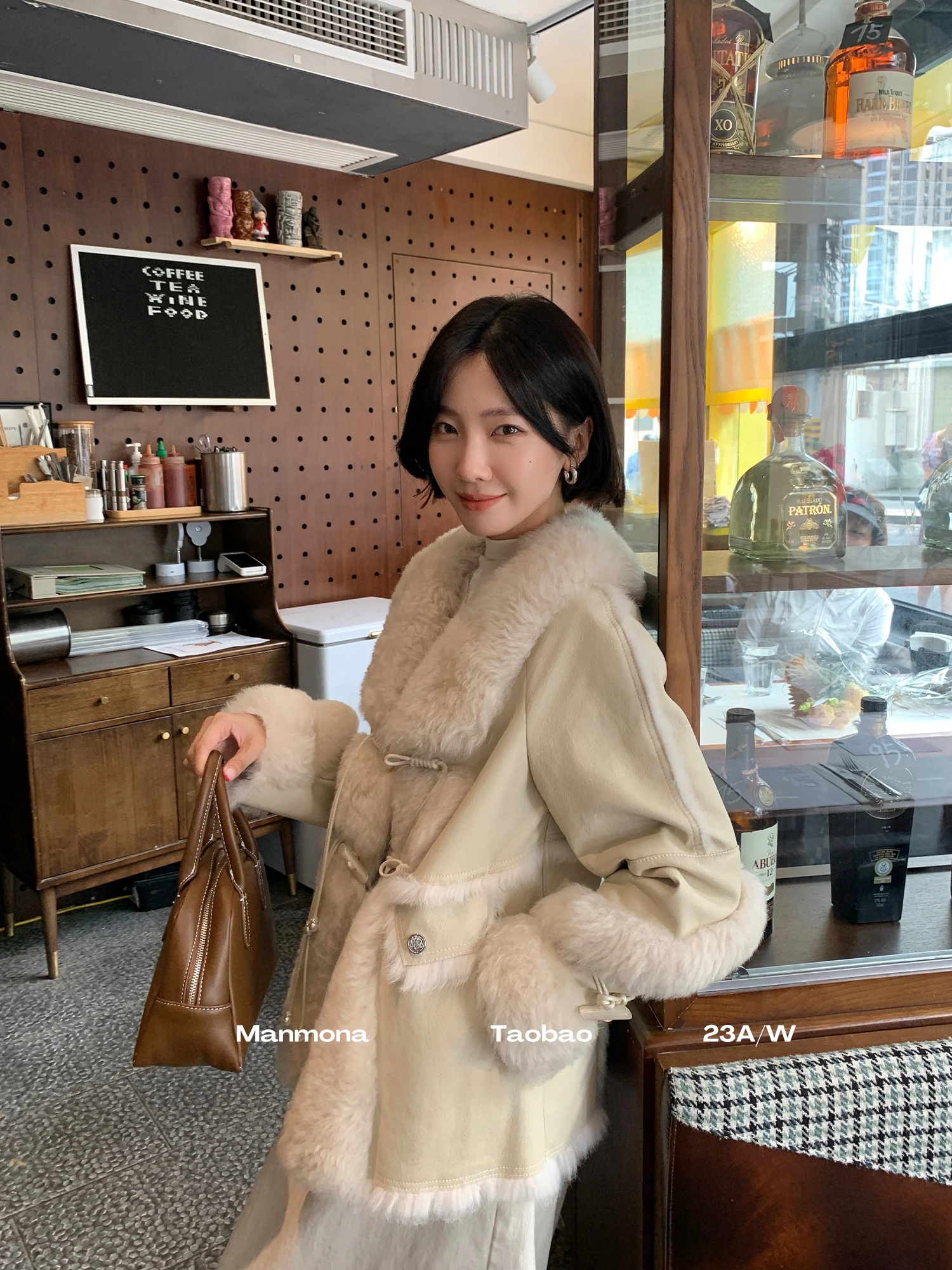 

Женское зимнее пальто ManMona 2025 из кроличьего меха и кожи средней длины, цельный дизайн, корейский стиль, V-образный вырез, длинный рукав