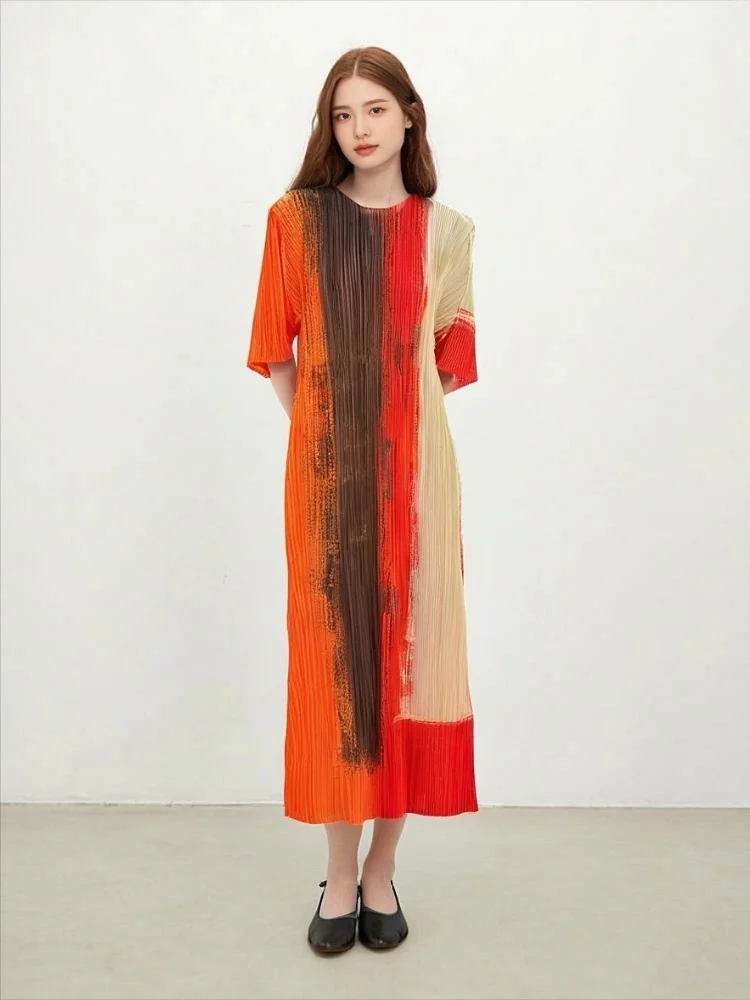 

Summer New Miyake Pleated Contrasting Long Sleeved Round Neck Dress with A High-end Feel, Simple and Slimming Mid Length Skirt