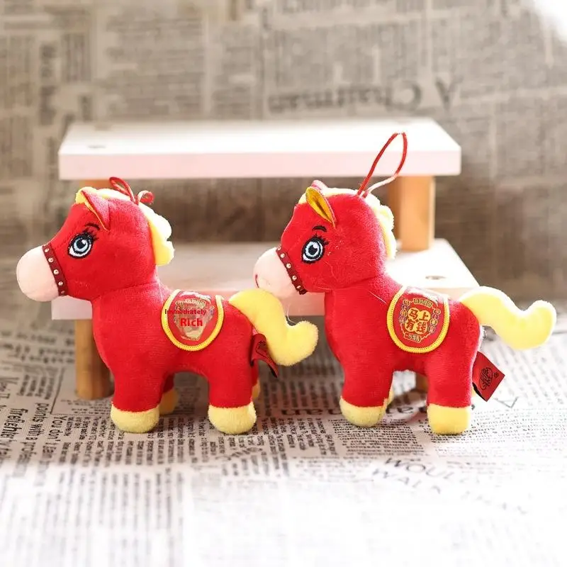1 قطعة حقيبة دمية المهر المريحة قلادة 2026 السنة الجديدة التميمة الأحمر الحصان الصغير ألعاب من القطيفة حية لطيف سطح المكتب الحيوانات الأليفة مهرجان هدية