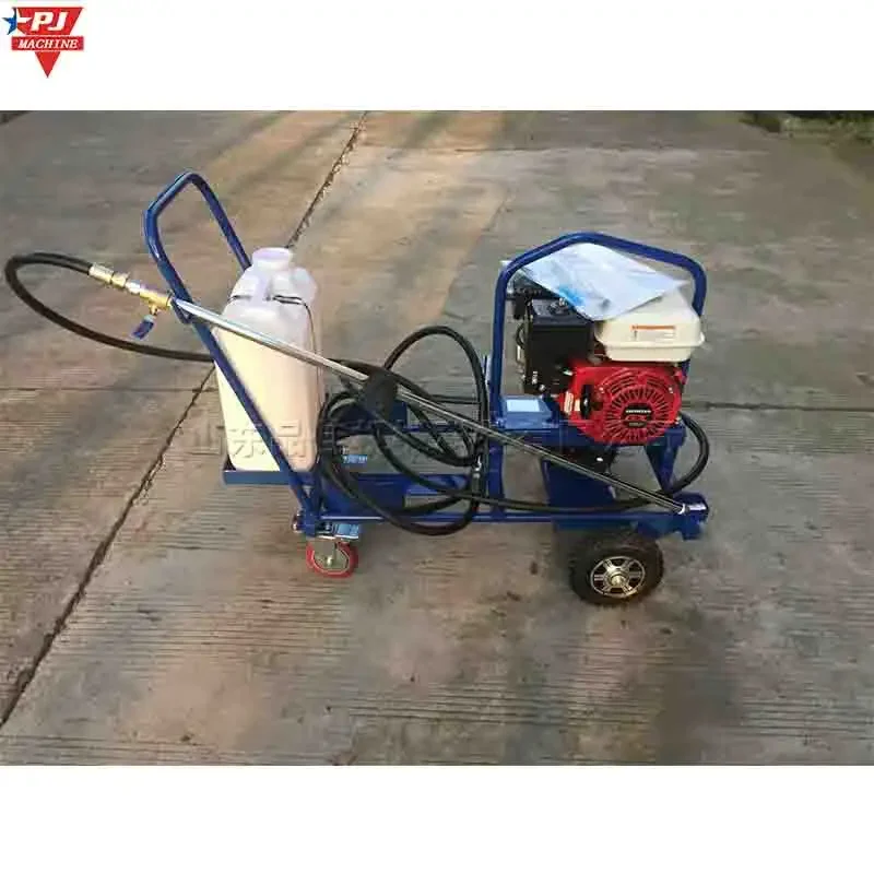 Road asphalt spreading machine Road surface maintenance is equipped with sprinklers Crack and the renovation of the aging