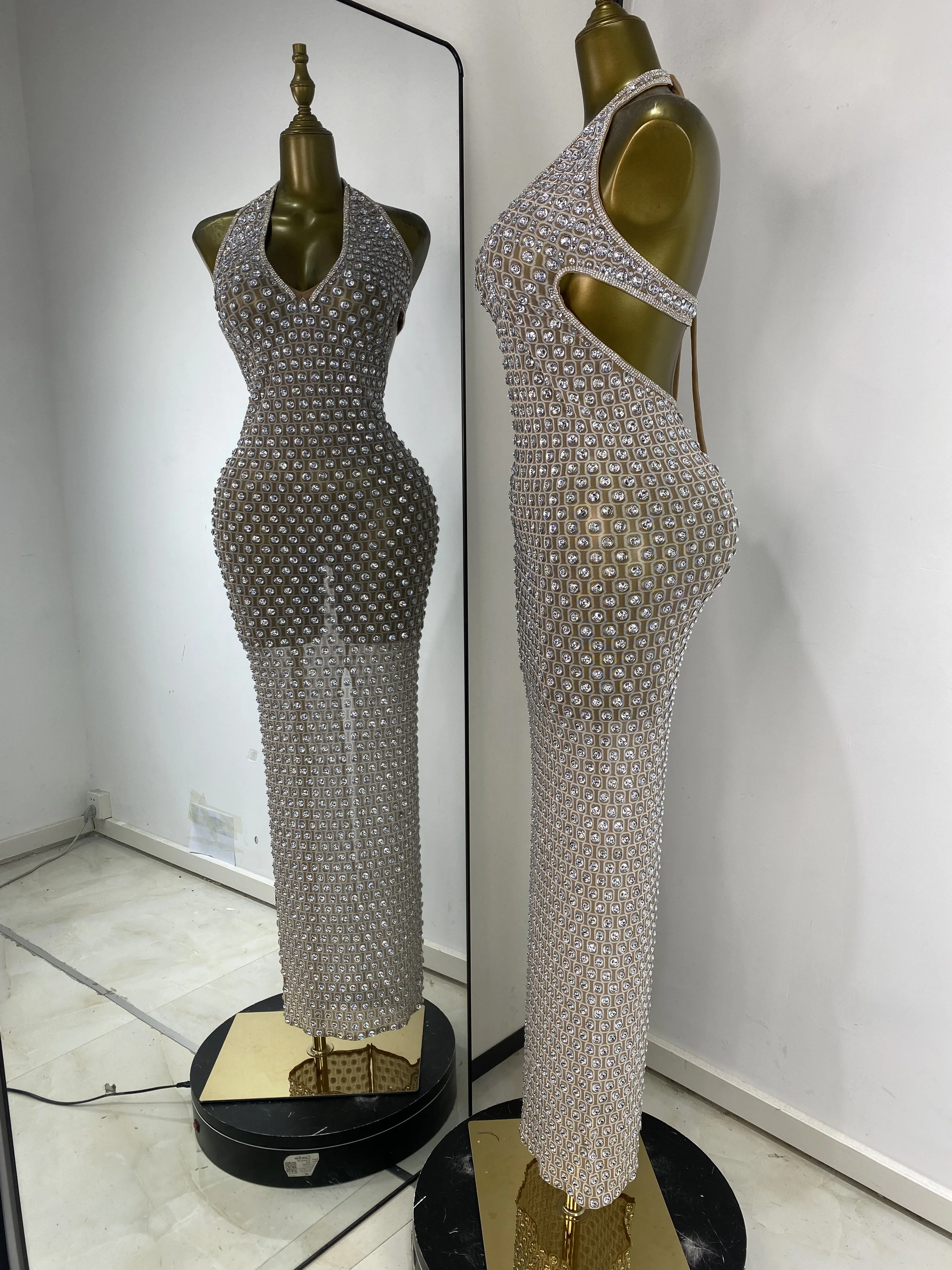 Mujeres brillantes diamantes de imitación Halter cuello en V recortado Maxi largo pasarela celebridad fiesta de noche vestido de cumpleaños trajes de escenario fotografía
