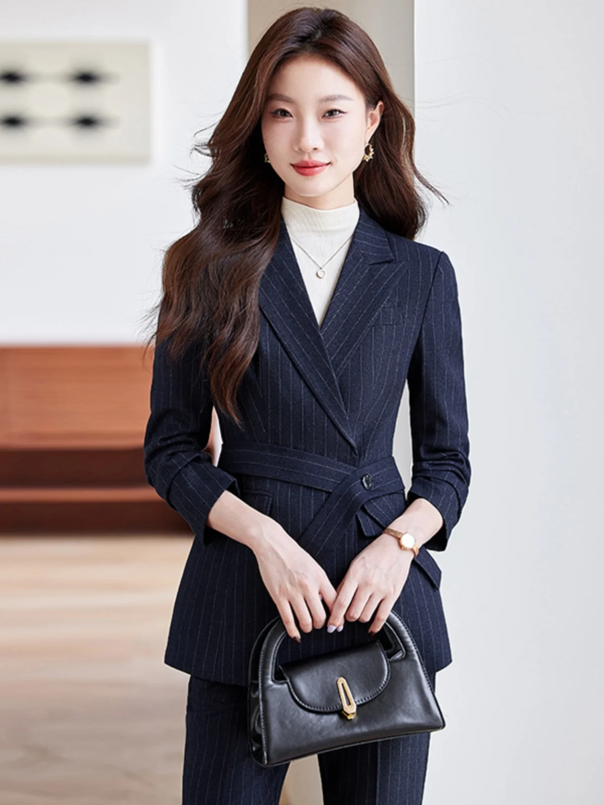 

Женский костюм-двойка Slim Fit в полоску для офиса: модный деловой брючный костюм для руководительниц на осень-зиму