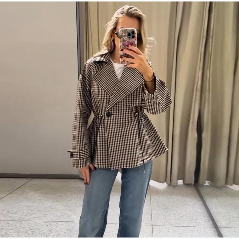 Karierte Trenchcoats mit Kragen, Kordelzug in der Taille und Schnürung, Damen, Streetwear, lange Ärmel, Knopfleiste, schmale Jacken, schicke Damenmode, neue Oberbekleidung. – Detail 2