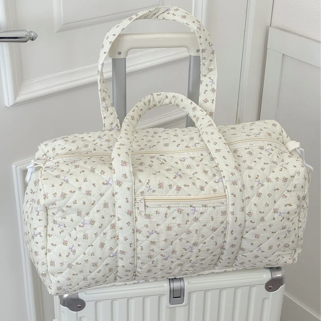 

Floral Quilted Travel Duffel Bag for Women, Ins Fashion Large Capacity Lightweight Overnight Bag, Casual Boston Handbag