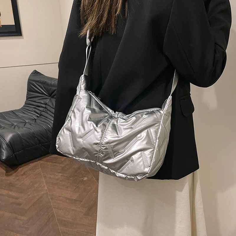 Mode Puffy Hobo Bag Daunen Tote Handtaschen Frauen Stepp Tote Tasche Große Kapazität Gepolsterte Schulter Tasche Casual Winter Pendeln Tasche – Detail 9