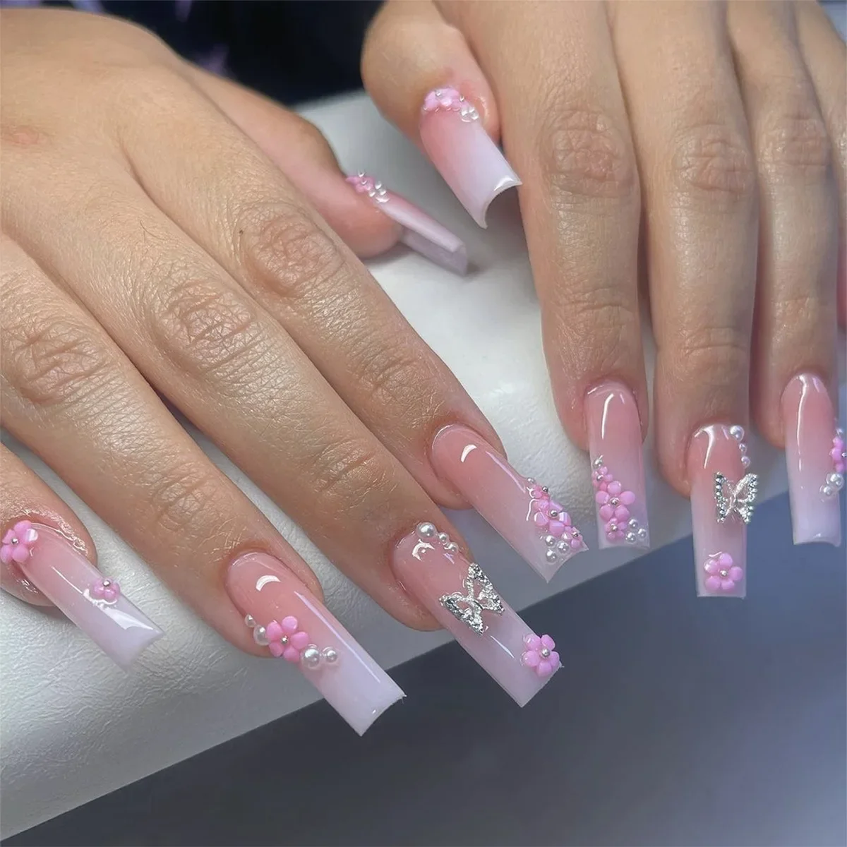 24Pcs Gold Flower False Nails Simple with Rhinestones French Design Wearable Fake Nails Full Cover Press on Nails Tips Art