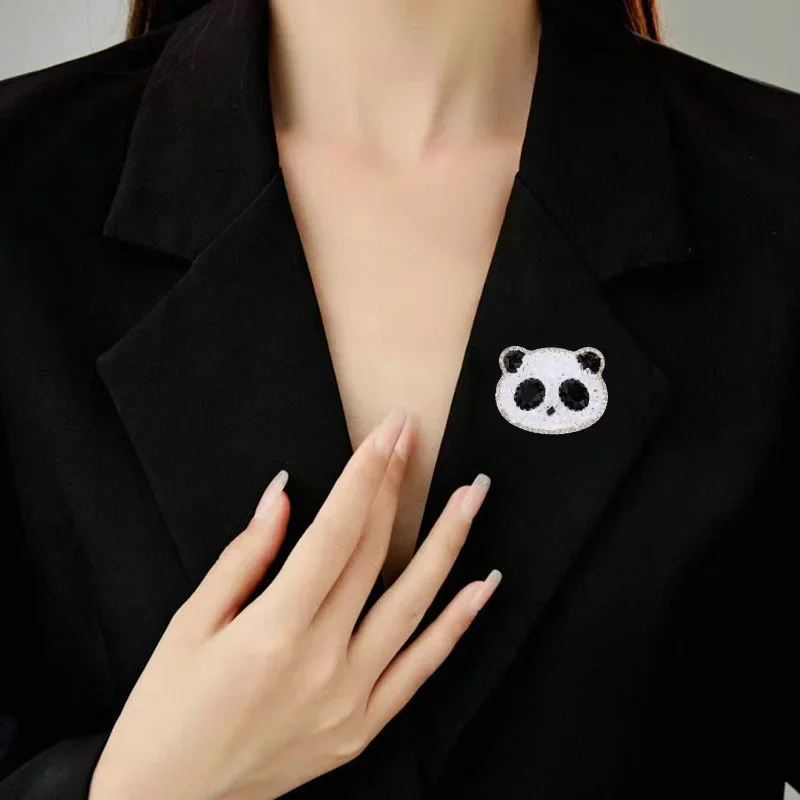 Questo spilla panda di cristallo di fascia alta è carina, antiriflesso e exuda un senso di lusso e alla moda9526
