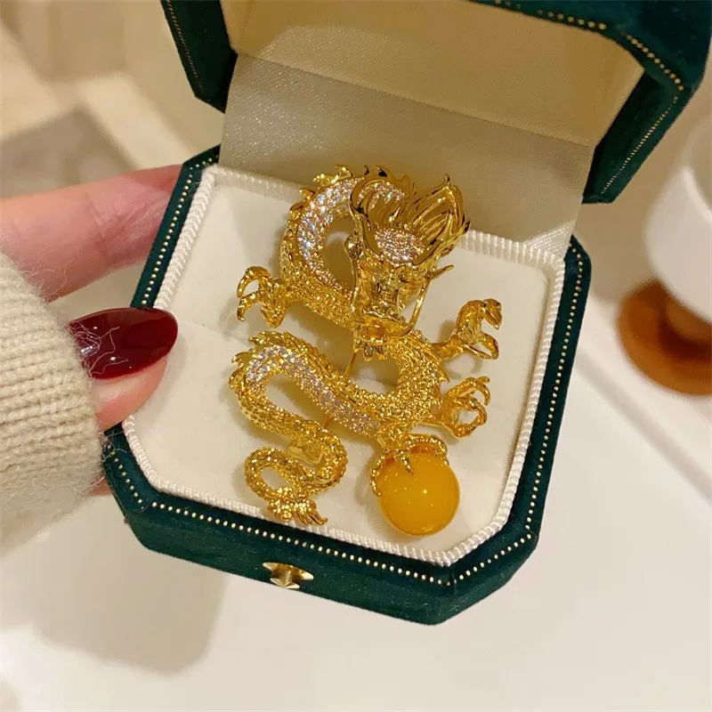 

CC Luxury Brooches Women Accessories Cheongsam Pins Chinese Style Vintage Sweater Pin Gold Color Dragon Shape Corsage Gift B128
