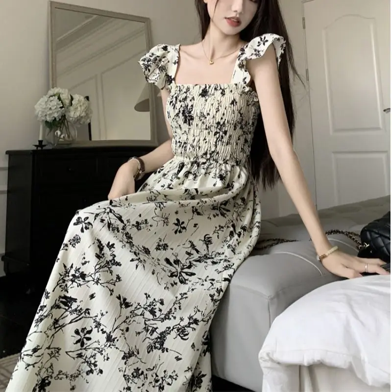 Französisches Retro-Blumenkleid mit fliegenden Ärmeln, geraffter Taille und langem Drape