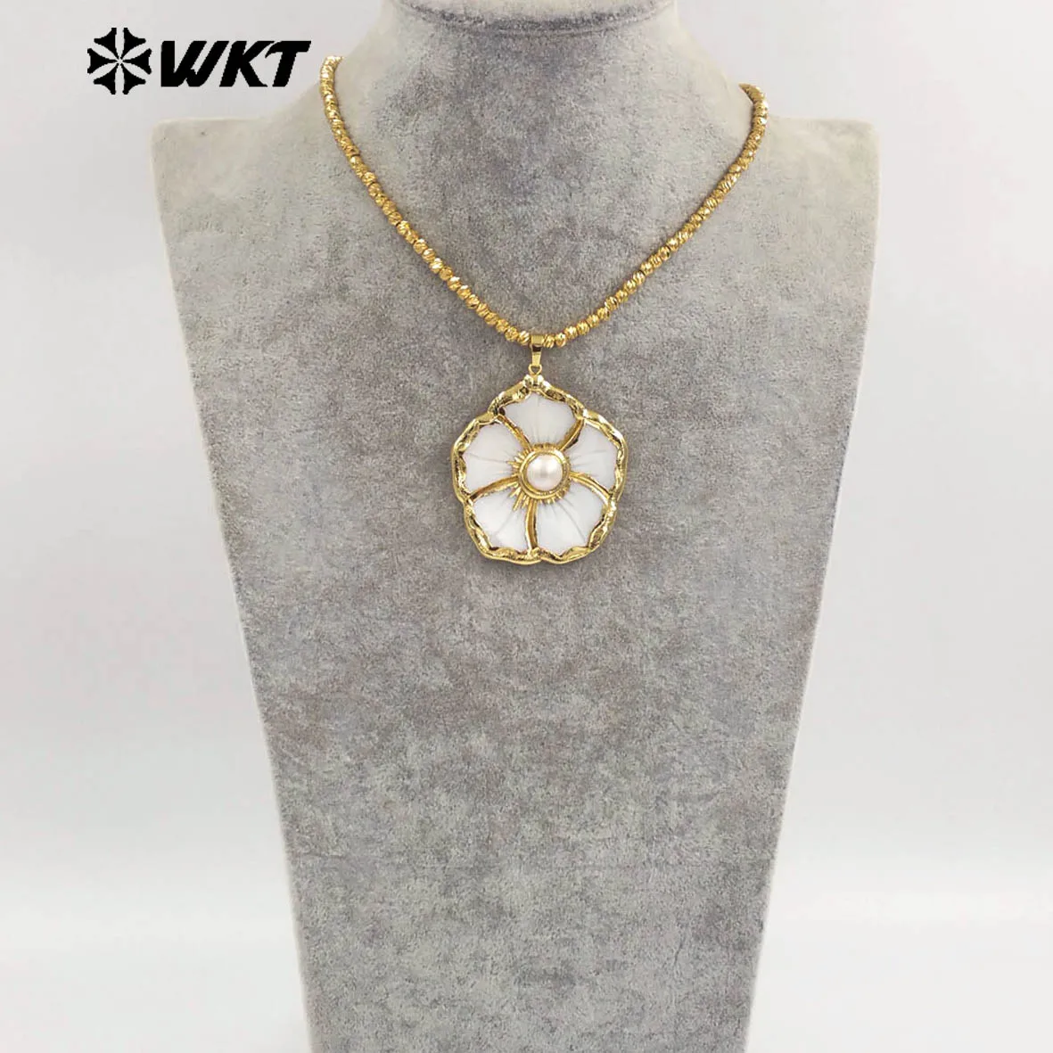 WT-JN342 Good Quality Gold Plated Natural White Shell And Pearl Flower Shape Pendant Necklace As Ladies Romantic Present