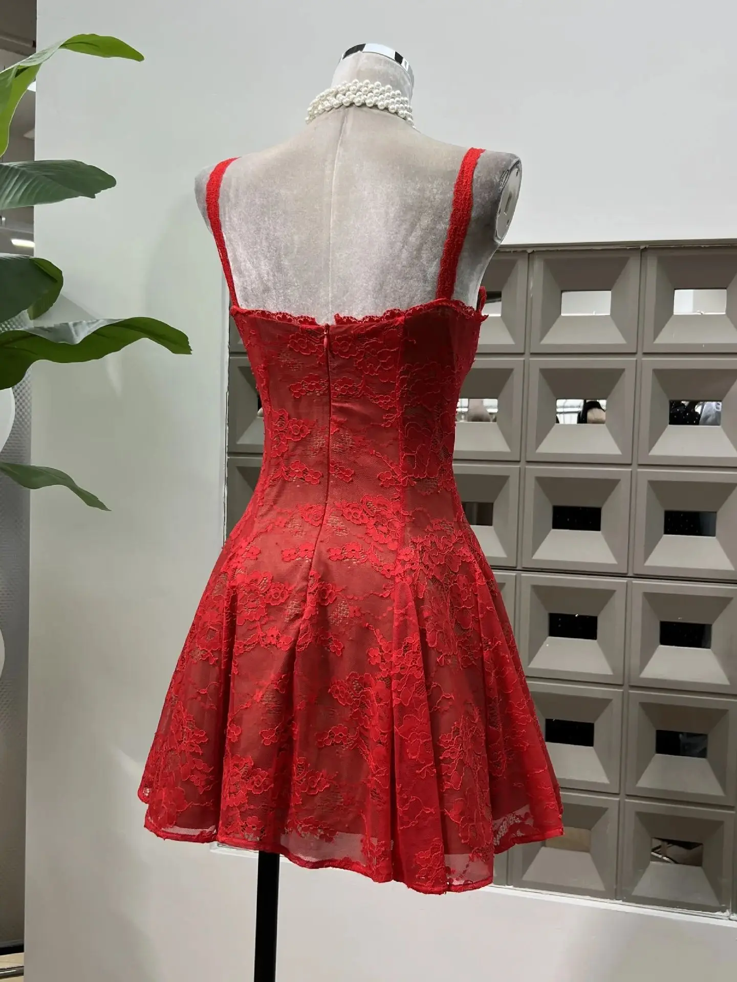 Nowa damska koronkowa suknia ślubna z ażurowymi wycięciami, długimi rękawami dzwonkowymi, czystym designem, dopasowana, bez pleców, na imprezę i wieczór.