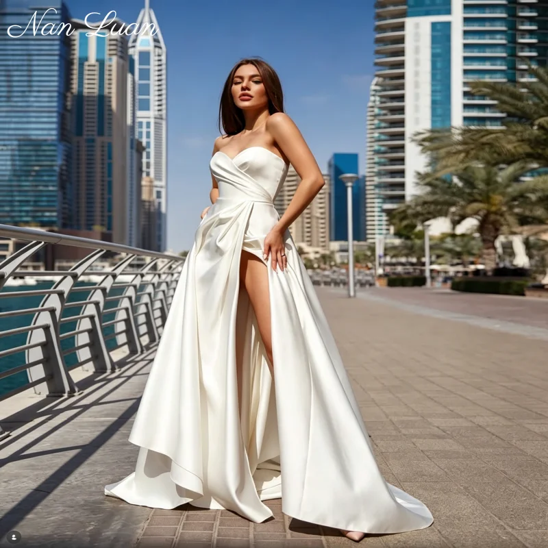 2026 Styles Satin-Hochzeitskleid mit geraffter Taille, trägerlosem Sweetheart-Ausschnitt und hohem Schlitz, Vestidos De Novia, maßgeschneidert