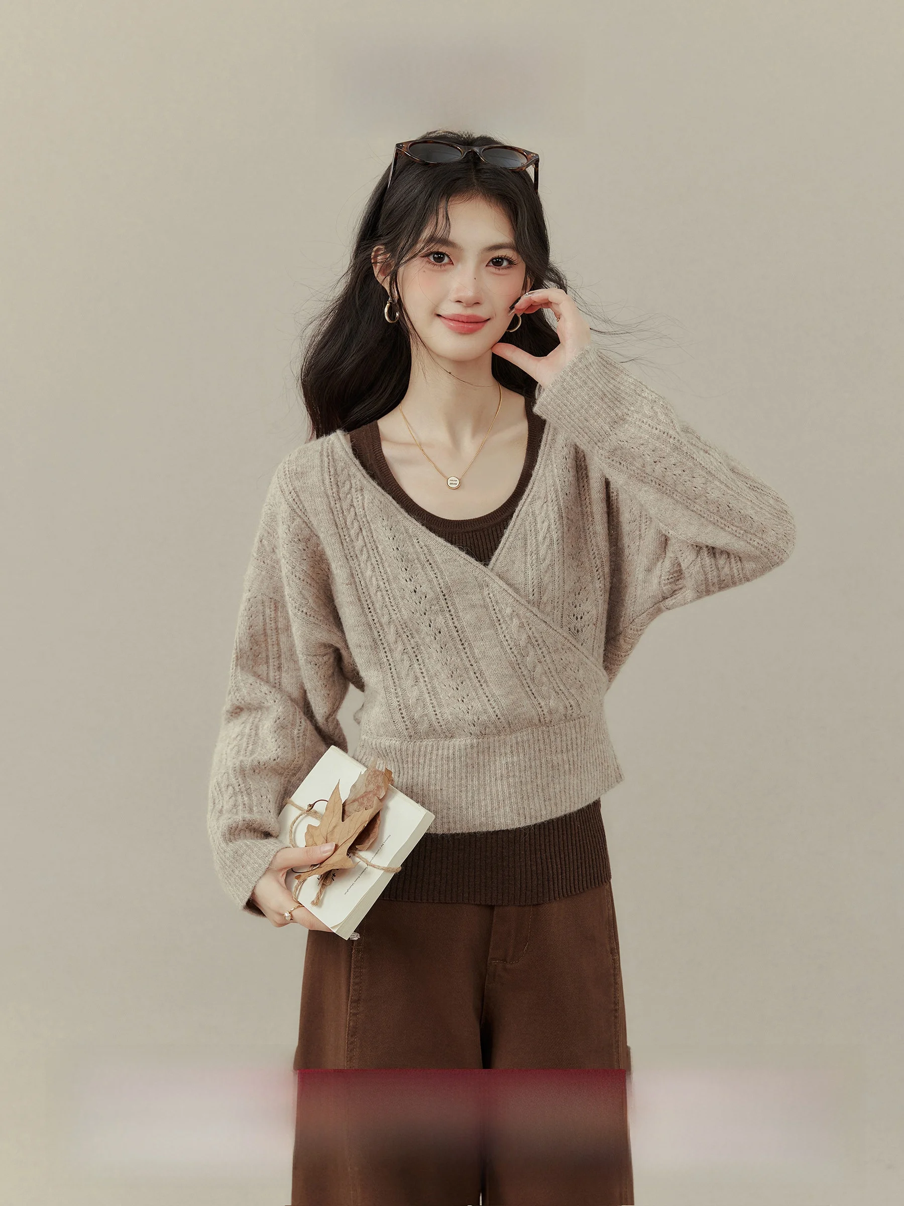 

Женский осенний комплект из двух предметов: вязаный пуловер с V-образным вырезом и длинными рукавами, цвет кофе, с цветочным узором, свободный крой