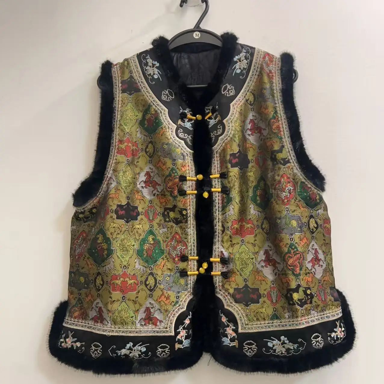 

Новая зимняя женская куртка 2025 года в китайском стиле с вышивкой, круглым вырезом, на одной пуговице, с цветочным узором и бахромой, универсальная, с открытыми плечами.