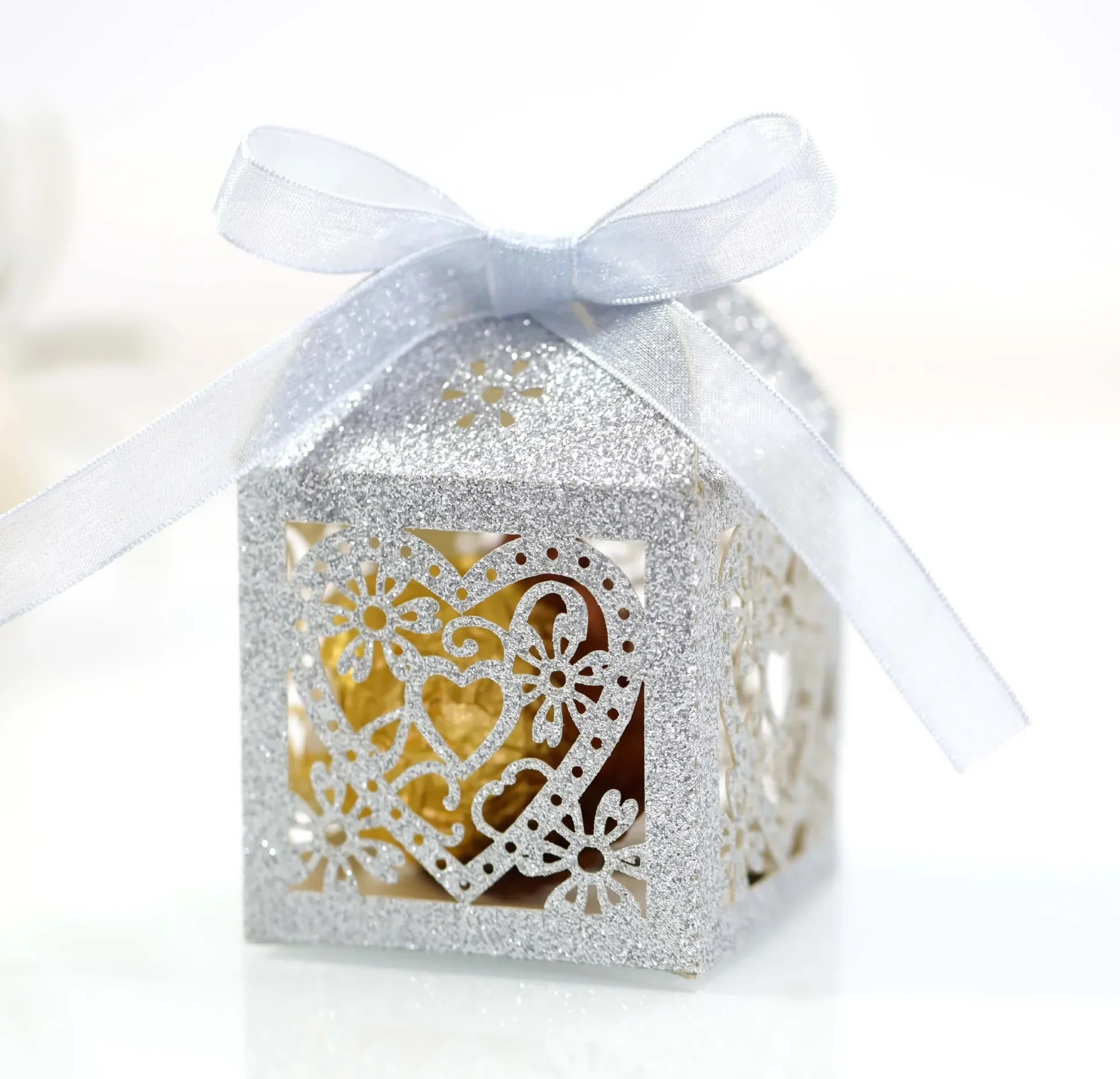 100pcs Glitter paper wedding chocolate candy box Love candy box Laser hollow heart-shaped carton