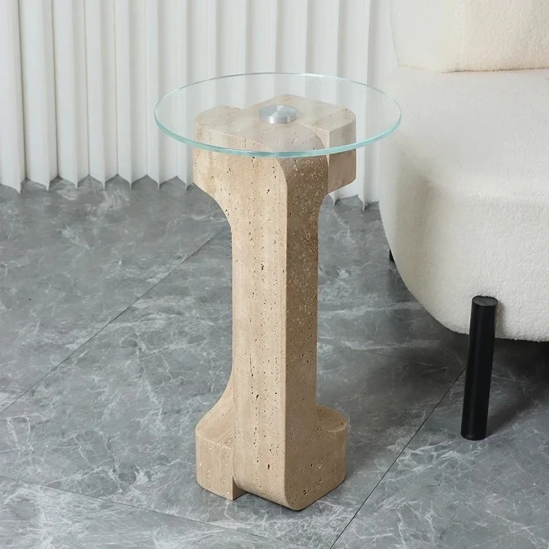 Натуральный травертиновый край, несколько высококачественных дизайнерских гостиных, закругленный уголок, несколько небольших журнальных столиков, модель комнаты, диван, приставной столик