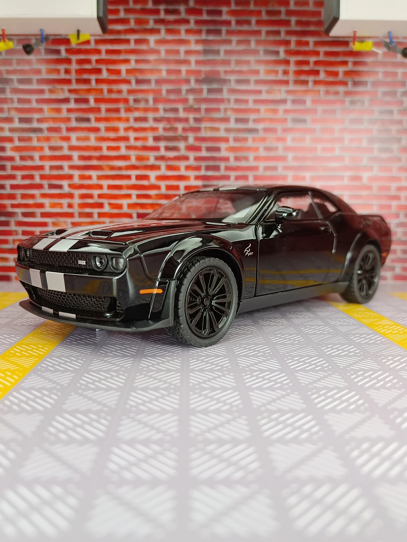 

1:22 SRT alloy car model ornaments acousto-optic pull back toy car with rich details fine workmanship and good quality