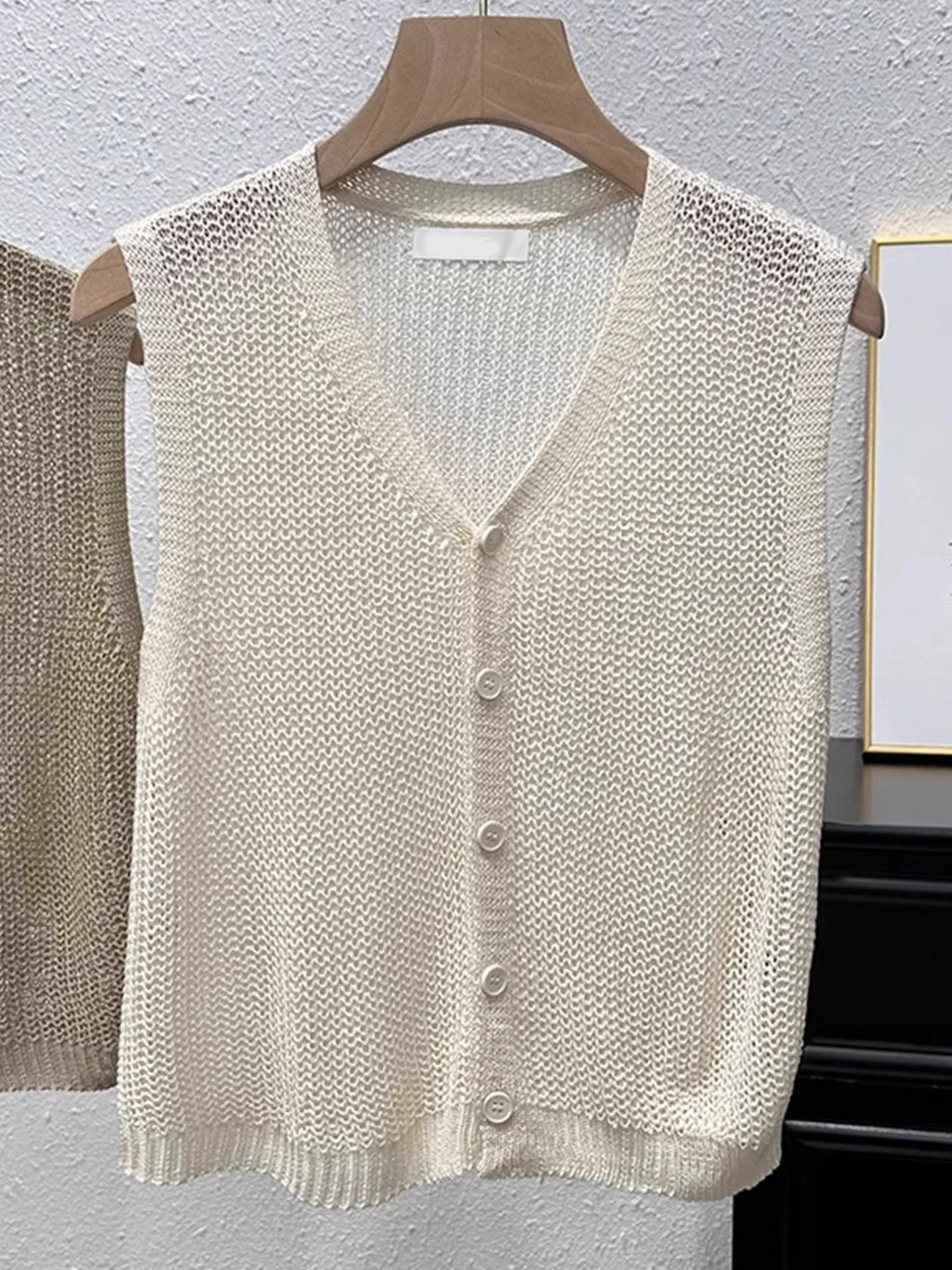

Faionable V-Ne Knitted Hollow out Vest Thin Design Summer Lightweight Svel Women's Tank Top Breathable Comfortable