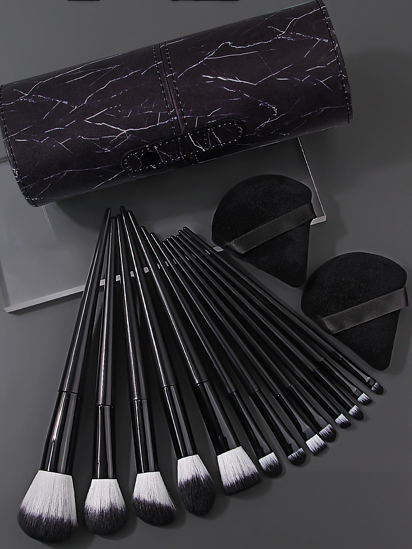 16PCS 하이 엔드 블랙 메이크업 브러쉬 세트, 부드러운 강모 블러쉬 브러쉬, 아이 섀도우 브러쉬, 컨투어링 브러쉬, 스펀지 파우더 퍼프, 보관 버킷