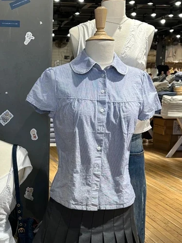 Camiseta ajustada a rayas azules para mujer, blusa de verano con cuello Peter pan, camiseta de manga corta con una hilera de botones, Camiseta de algodón de estilo pijo dulce