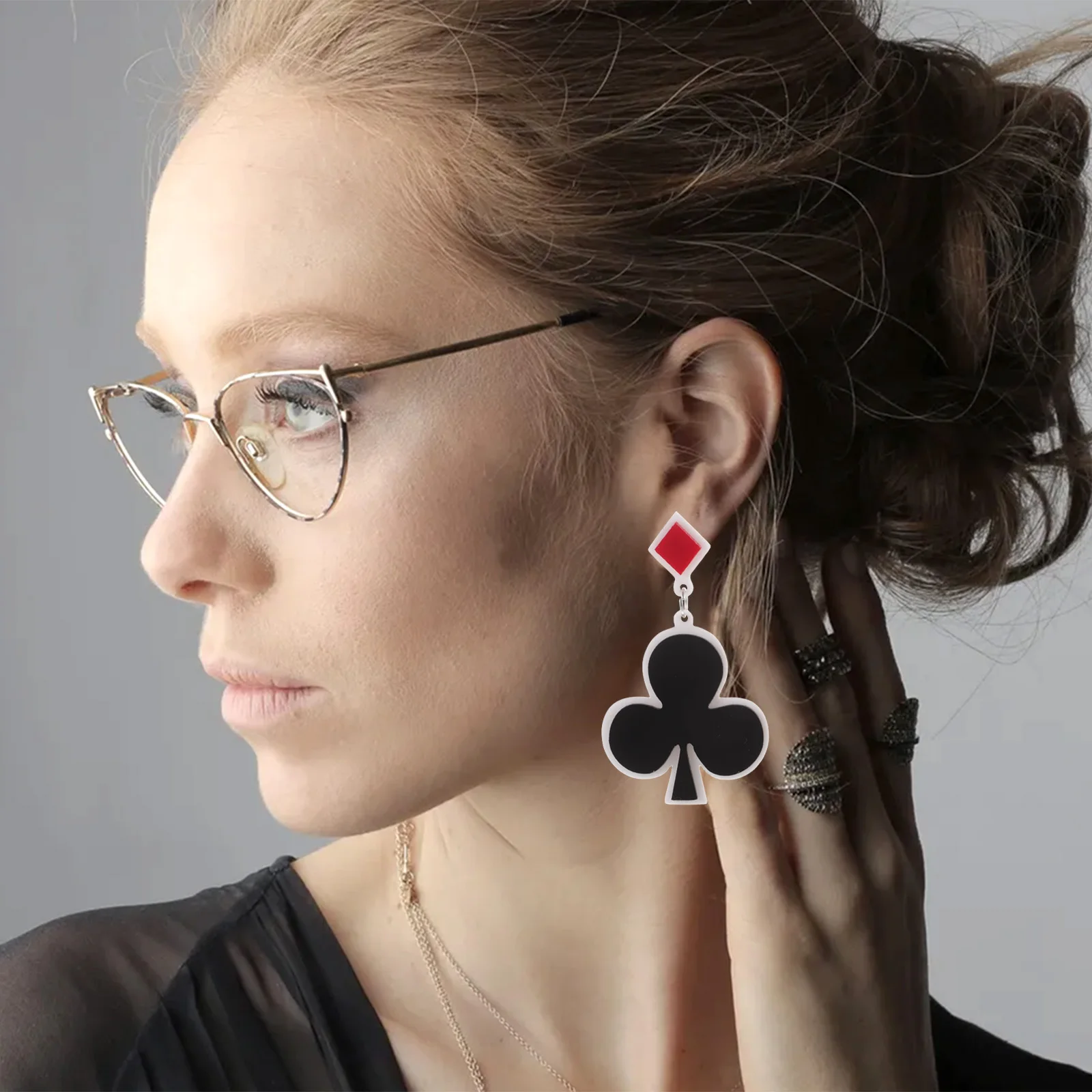 بطاقة البوكر المضحكة المتدلية على شكل قلب أقراط فريدة من نوعها غير متطابقة للنساء في عيد الحب وحفلات الزفاف هدية عتيقة #1