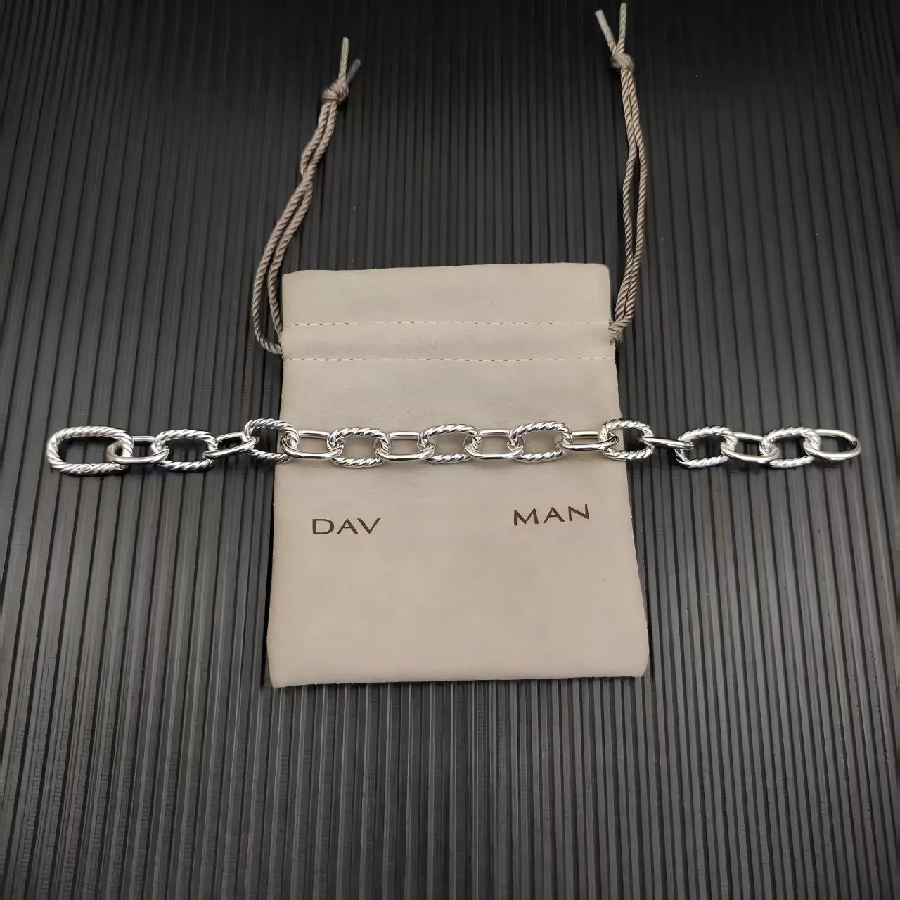 2025 نمط جديد DY سوار للرجال والنساء زوجين عصري ورجعي مزاجه بسيط لارتداء اليومي سوار Charm