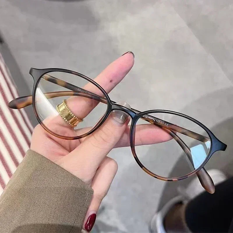 Ultra Light Comfortable Myopia Glasses Frames for Men and Women Retro Round Optical Eyewear Japanese Style TR90 Material Eyewear