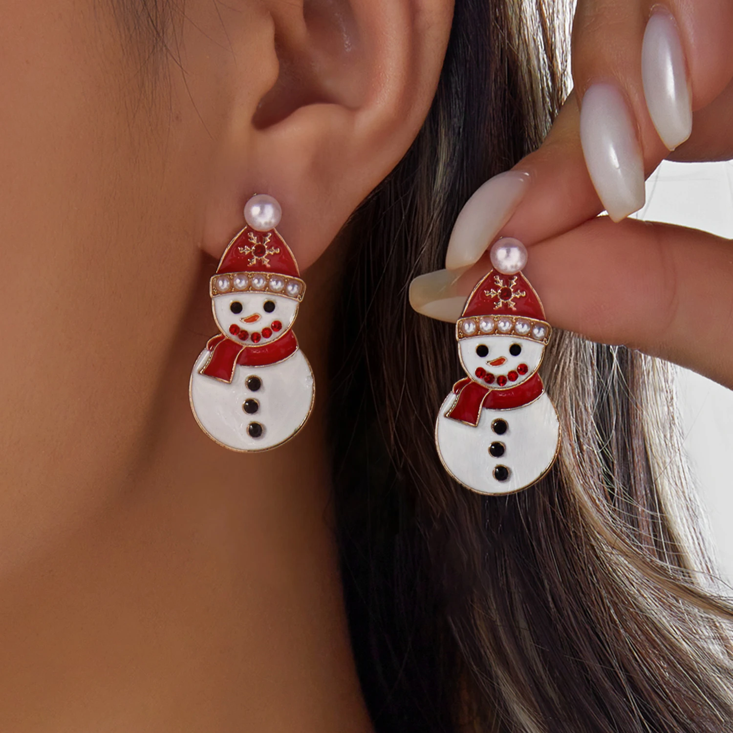 Klassische weiße Emaille-Schneemann-Ohrringe für Damen, roter Schal, Weihnachtsmütze, Schneemann-Tropfenohrringe, Charms, Feiertagsschmuck, Neujahrsgeschenke – Detail 1