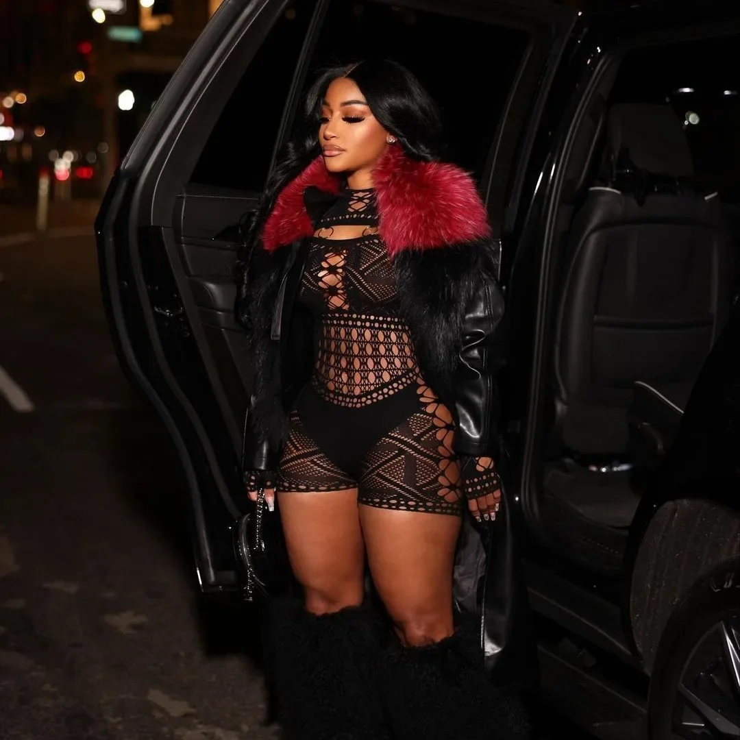 بذلة نسائية مثيرة بأكمام طويلة شفافة من خلال الزي بقماش شفاف مجوف للنوادي الليلية قصيرة