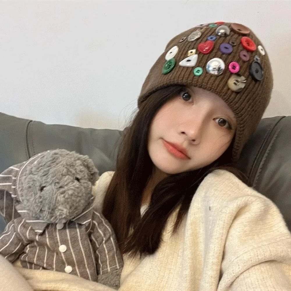 قبعة بيني مزينة بأزرار ملونة، - مراجعة Beanie Cuffed Knit وسعره