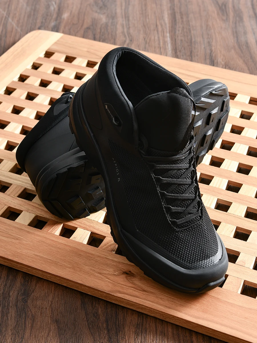 

High-End Men's Outdoor Climbing Shoes Breathable Waterproof Lightweight Casual Hiking Shoes Fashionable Sporty Flat Heel