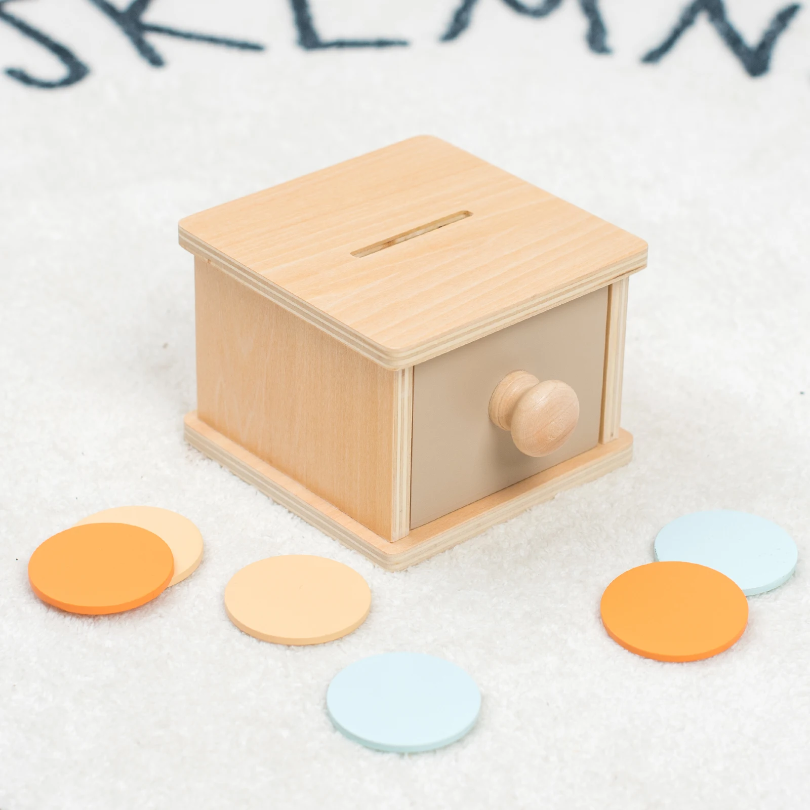 Jouet de tiroir de forme circulaire en bois. Des disques colorés glissent en dehors, offrant des bébés une expérience de jeu pratique délicieuse