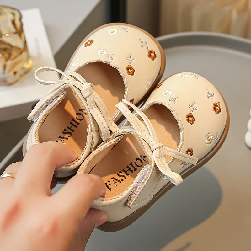 

Spring Autumn Children Soft Soles Leather Shoes Girls Embroidered Fashion Princess Shoes Children Bows Solid Color Beanie Shoes