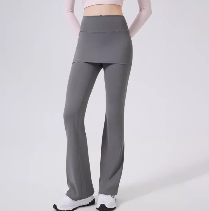 بنطلون رياضي نسائي بخصر مرتفع وتصميم واسع قليلًا مع تنورة تغطي الأرداف، مناسب للجري والرقص والبيلاتس.