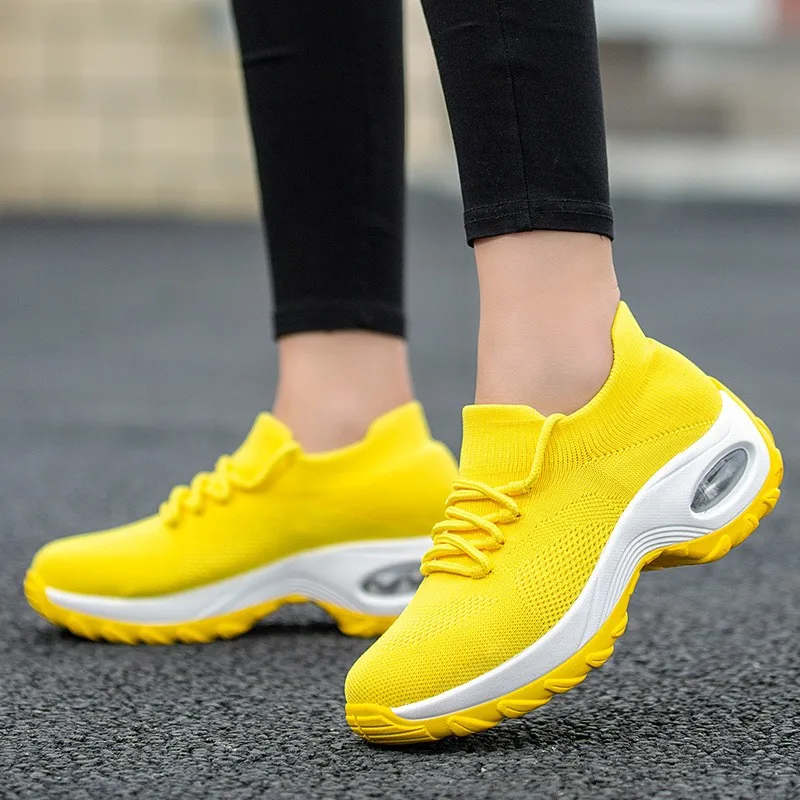 Tênis amarelo para mulher malha respirável sola grossa tênis feminino altura crescente primavera verão plataforma meias sapatos