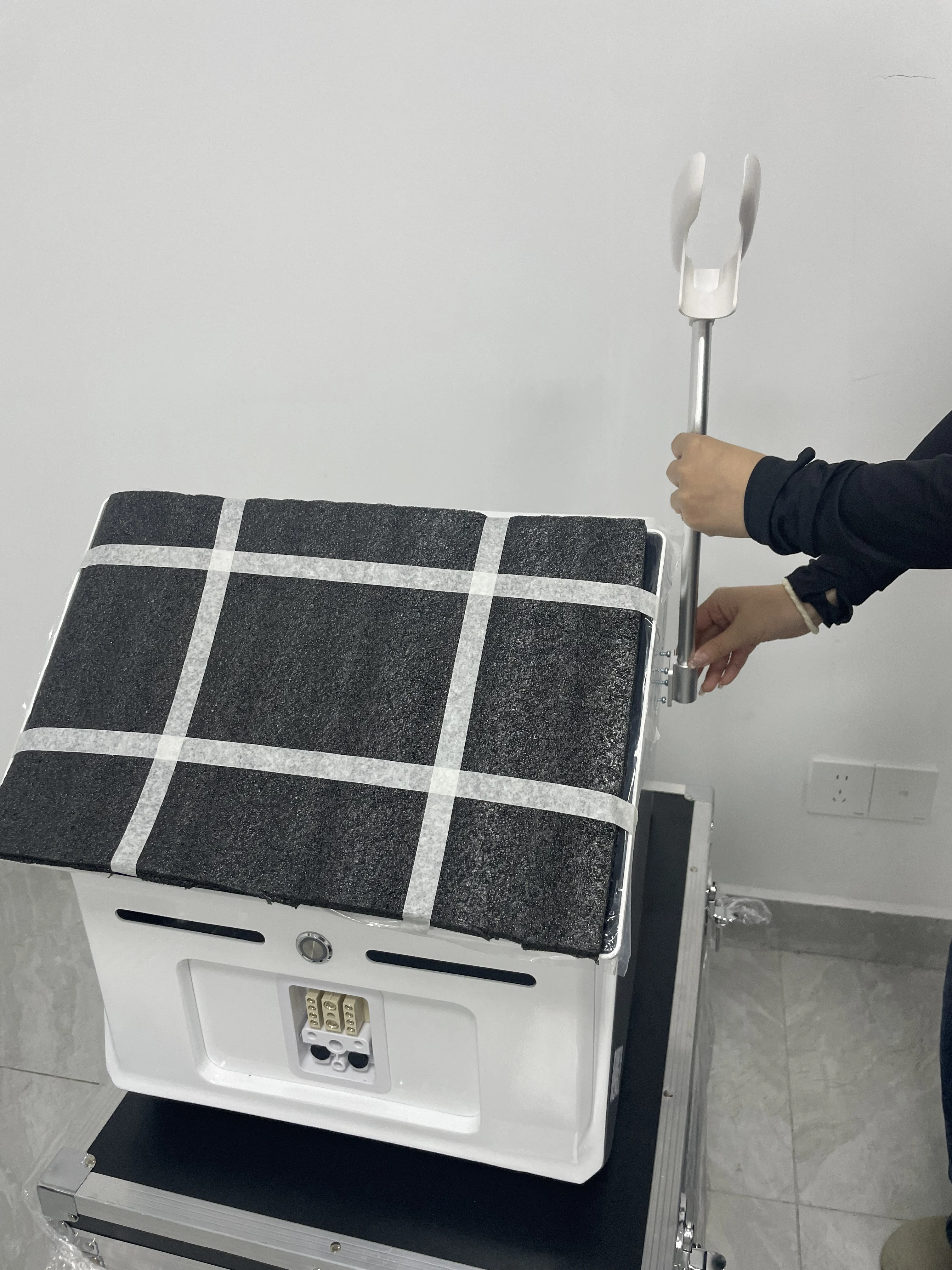 2026 أحدث جهاز إزالة الشعر بالليزر ديود ذو 4 أطوال موجية بقدرة 4000 وات الاختيار العلوي في الصالون مع تصميم رأس ثلجي بارد غير مؤلم #1