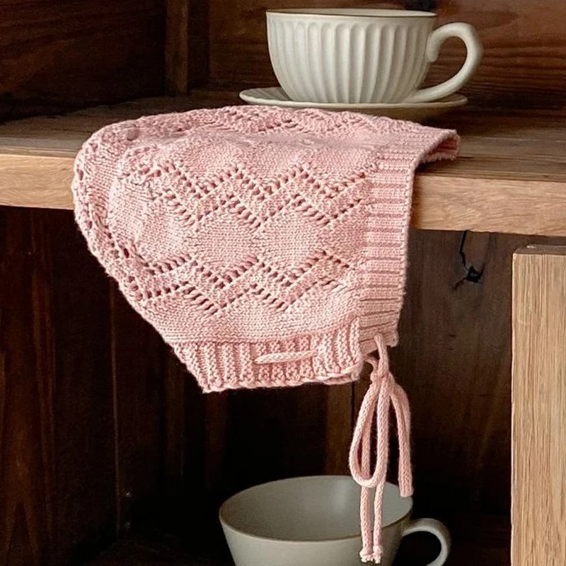 Nuovi vestiti per bambini autunnali, ragazze di 0-3 anni, cappello di filato di cotone lavorato a maglia scavato in tinta unita