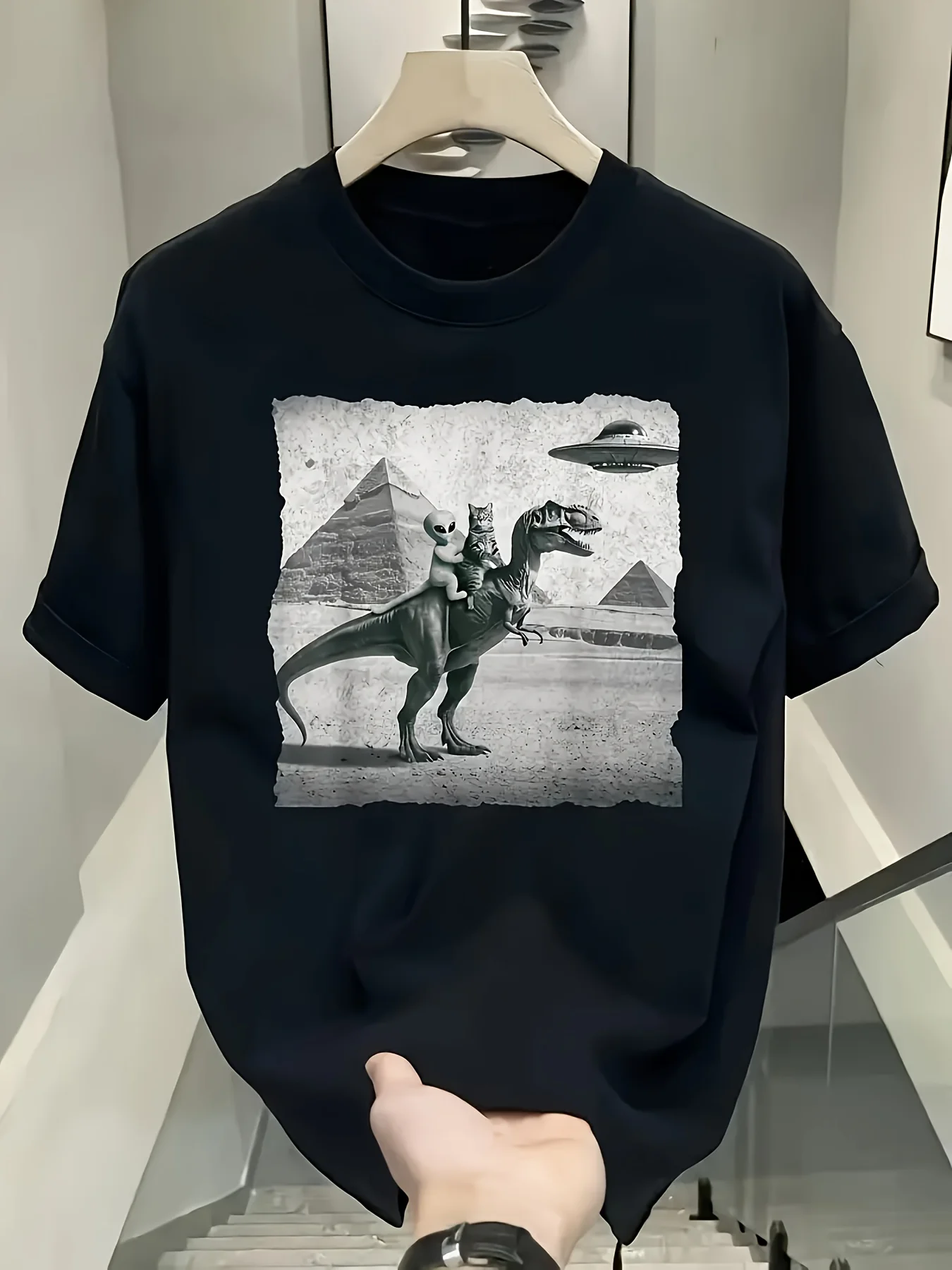 レトロなエジプトのツタンカーメンと恐竜、エイリアンと猫のフロントプリント、半袖Tシャツ、快適なストリートスタイルトップ、